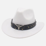 Chapeau de cowboy texan blanc avec bande cuir noire, tête de taureau longhorn en métal et clous dorés