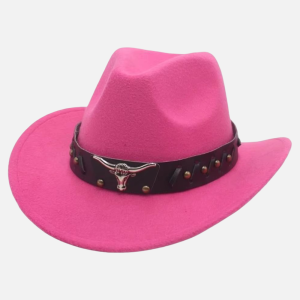 Chapeau de cowboy texan rose fuchsia avec bande cuir foncée, tête de taureau longhorn en métal et clous dorés